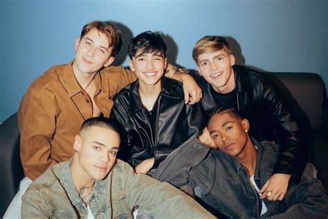 Quién es Kenneth Lavíll: el idol mexicano de SANTOS BRAVOS - LETRAS.COM