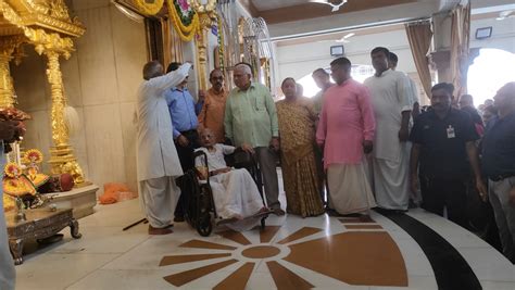 PM Modi's mother Hiraba recites Aarti with family at Jagannath temple ...