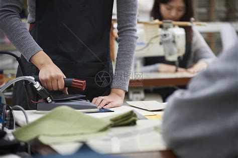在制作手提包的女缝纫工高清图片下载-正版图片502068194-摄图网