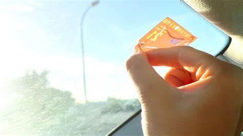 How to Remove License Sticker From Window 的图像结果