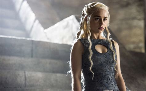 Emilia Clarke goes nude again for 'Game of Thrones' - Social News XYZ