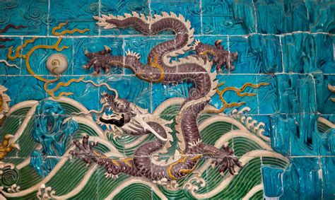龙雕塑。在北海公园，北京，中国的九龙墙壁 库存照片. 图片 包括有 - 34730724