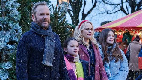 First look: Kiefer Sutherland and Rebel Wilson in Tinsel Town ...