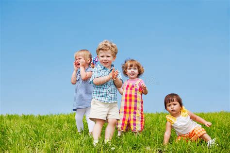 四个微笑的小朋友 库存照片. 图片 包括有 四个微笑的小朋友 - 44951532