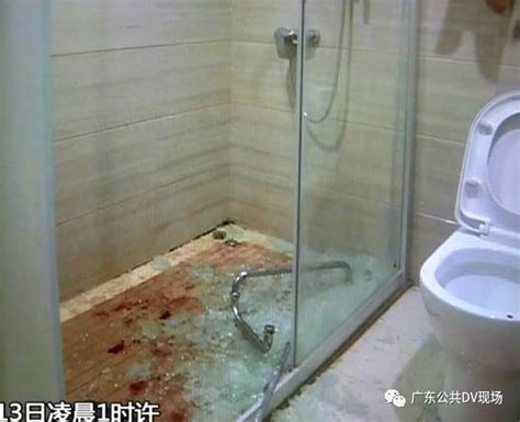 洗澡时卫生间玻璃门突然爆炸了，好吓人！早知道就换成防爆玻璃了_浴室