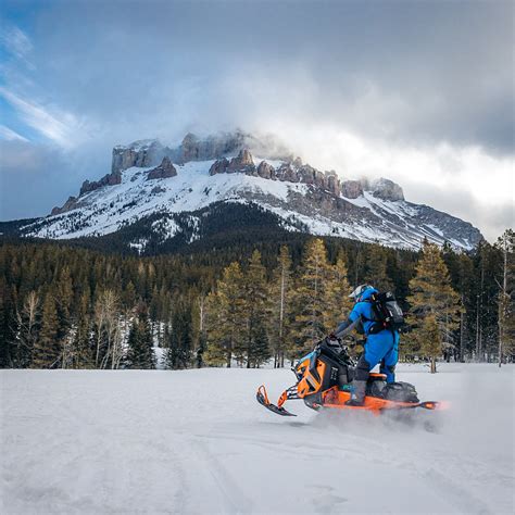 Snowmobiling Alberta 的图像结果