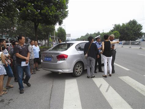 民警和车主在调解交通事故 老汉趁机偷财物被发现-新闻中心-荆州新闻网