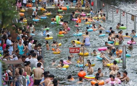高温福州：民众天然游泳场戏水享清凉