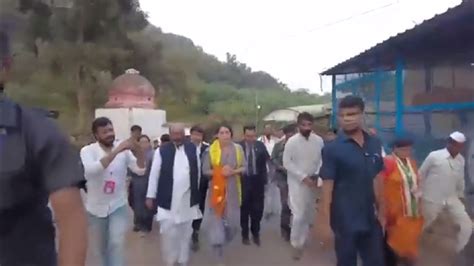 प्रियंका गांधी ने की कामदगिरि पर्वत की परिक्रमा, जानें क्या है इसकी ...