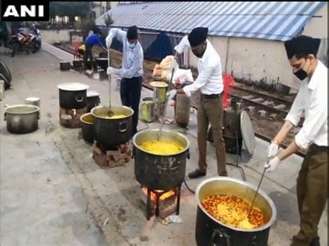 UP: RSS workers distribute free food packets, water bottles to poor ...