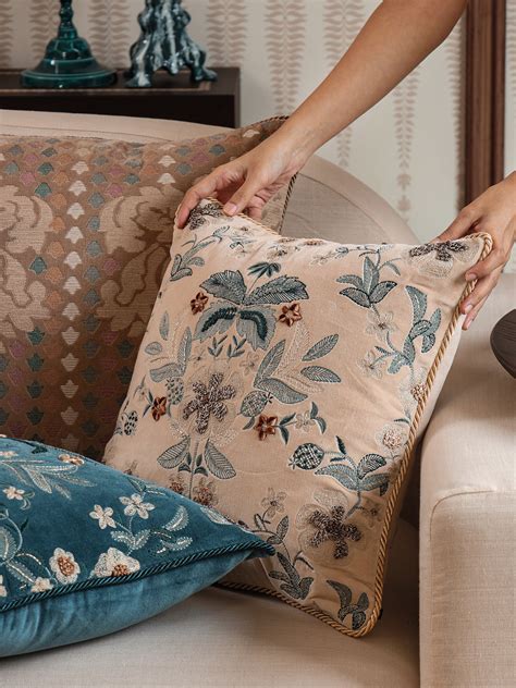 Garden Crest Cushion Cover (Ivory)