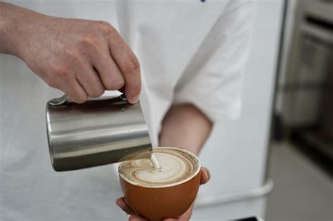 咖啡师培训如何学会制作奶咖的细节? | EHS咖啡西点培训学院