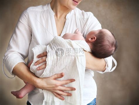 婴儿男孩在母亲的高清图片下载-正版图片503401852-摄图网