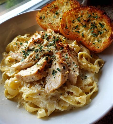 Chicken Alfredo Garlic Bread: 7 Comforting Steps to Make – Vihaad Przepisy
