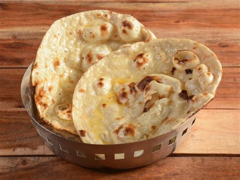 Roti au beurre isolé sur un fond en bois rustique mise au point ...