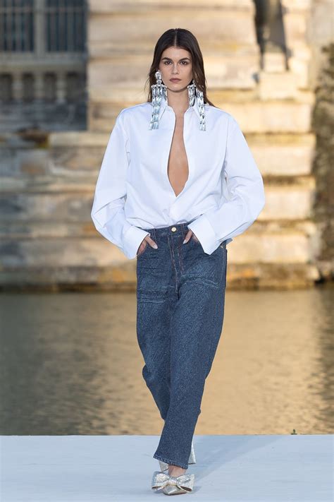 Camicia bianca e jeans in 5 idee outfit semplici ma "wow” | Vogue Italia