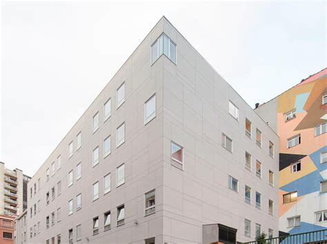 Sirviendo desayuno, deliciosa comida local y pintxos además de Bar.