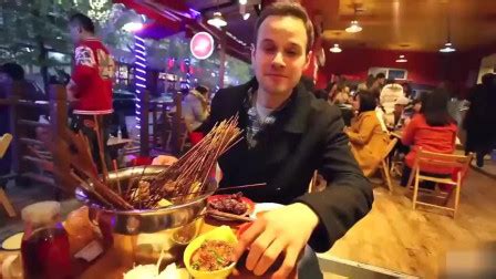 老外在中国-老外第一次吃这么辣的重庆串串火锅，吃完后脸通红，让人哭笑不得！_哔哩哔哩_bilibili