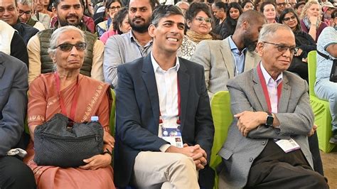 Ex-UK PM Rishi Sunak Greets The Audience At Jaipur Literature Festival ...