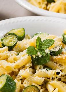 pasta ai fiori di zucca pasta ai fiori di zucca e zucchine ricetta semplice per l pasta ai fiori di zucca pasta ai fiori di zucca e zucchine ricetta semplice per l