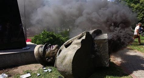 为了“反俄”，这座苏联英雄雕像在乌克兰被摧毁！是他解放乌克兰_苏军