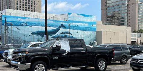 Several cars vandalized in hotel parking lot near Riverwalk