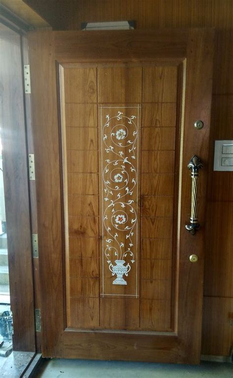 একটি ঐতিহ্যগত চেহারা জন্য 20 কাঠের প্রধান দরজা ডিজাইন