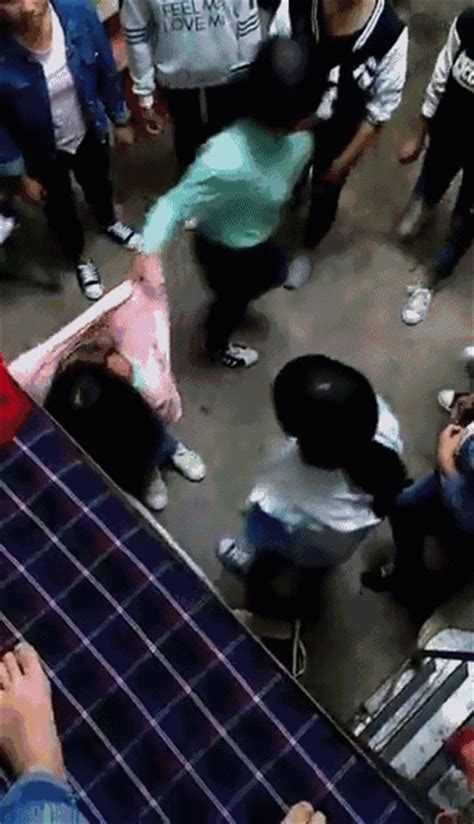 初中女生被10女同学围殴：被打120下 不敢放声哭_凤凰资讯