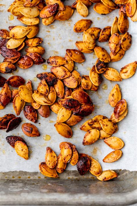 Roasted Pumpkin Seeds (Sweet & Savory!) – WellPlated.com
