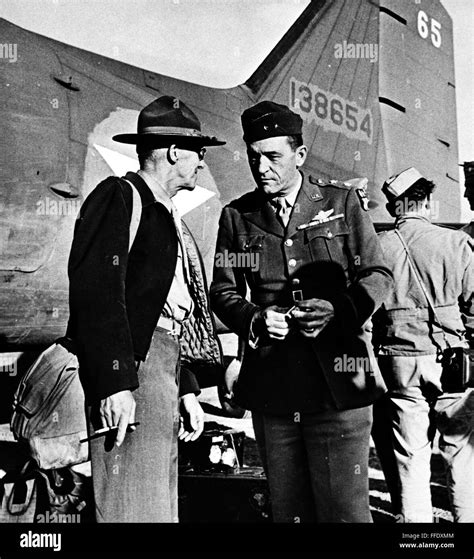 STILWELL & CHENNAULT. /Nu.S. Armee-General Joseph Stilwell spricht mit ...