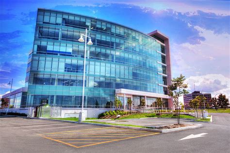 Modern Office Building 的图像结果