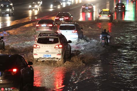 郑州大雨路面被淹成“海” 司机开车如开船_积水