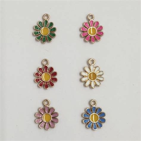 Arteria. Cute Daisy Flower Charm-Mix Pack of 6