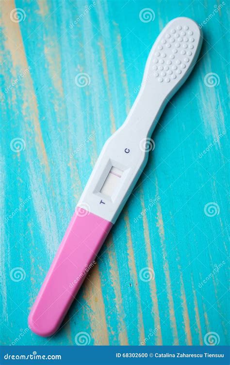 Prueba de embarazo casera foto de archivo. Imagen de orina - 68302600