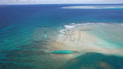 三亚天涯海角集沙滩、礁石、椰风海韵于一体，“天涯”巨石演绎亿万年的守护