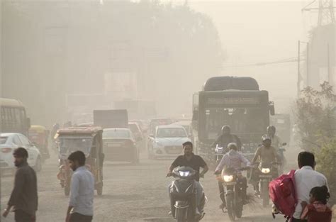 दिल्ली में प्रदूषण संकट: दिवाली से पहले AQI 400 के पार, सांस लेना हुआ ...