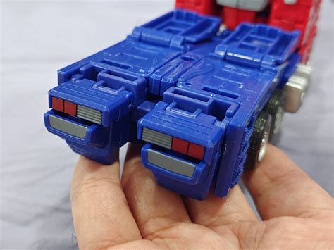 Studio Series 86 Optimus Prime Possible Misassembled Feet Issue ...