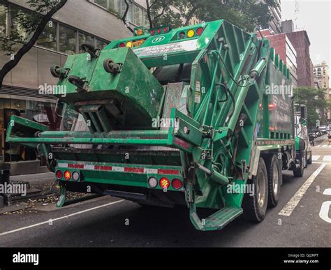 New york city garbage truck hi-res stock photography and images - Alamy