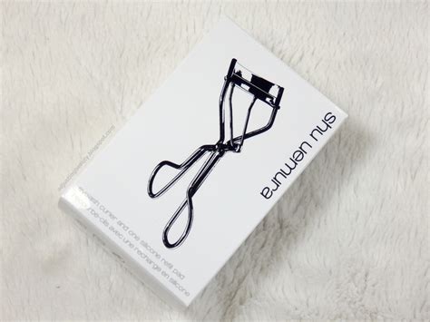 Review: Shu Uemura eyelash curler - Adjusting Beauty