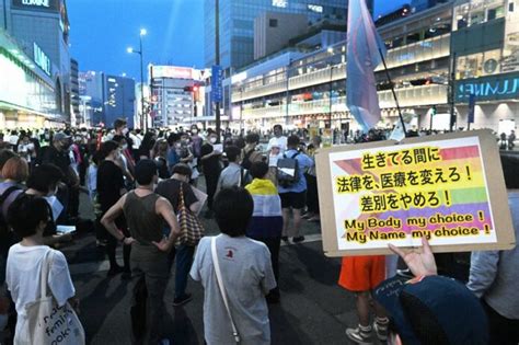 Demonstration in Tokyo protestiert gegen die rechtlichen Hürden für ...