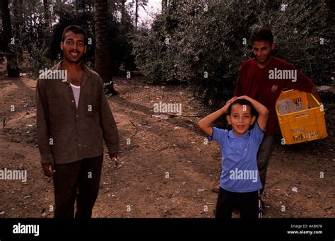 Friendly Local People 的图像结果