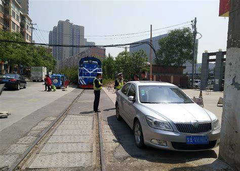 轿车停在铁道旁 火车被逼停堵了半个多小时-搜狐大视野-搜狐新闻