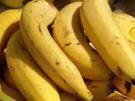 香蕉如何存放，才不发黑坏掉呢？|香蕉|保鲜膜|腐烂_新浪新闻