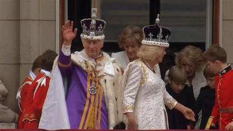 查尔斯三世夫妇与王室成员现身白金汉宫阳台 向民众挥手致意_新浪新闻