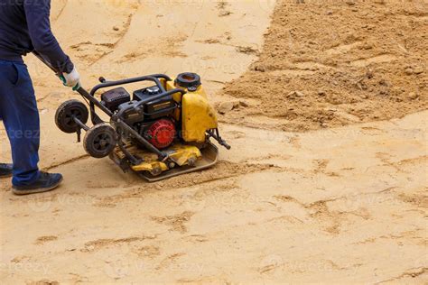 Using a Vibrating Plate Compactor On Sand 的图像结果