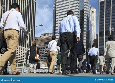 Business People Walking On Street 的图像结果