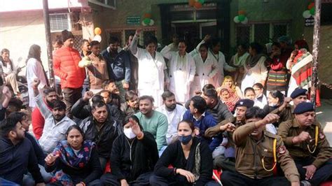 Ghaziabad: MMG hospital staff stage sit-in protest over police misbehaviour