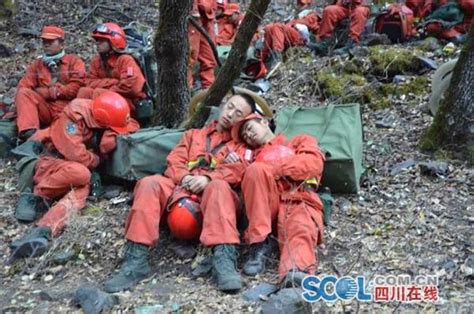 四川甘孜雅江紧急疏散受山火威胁群众 一些区域已停电_腾讯新闻