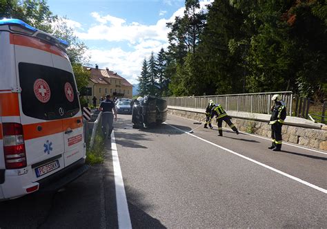 Auto überschlägt sich auf Pustertaler Straße - UnserTirol24