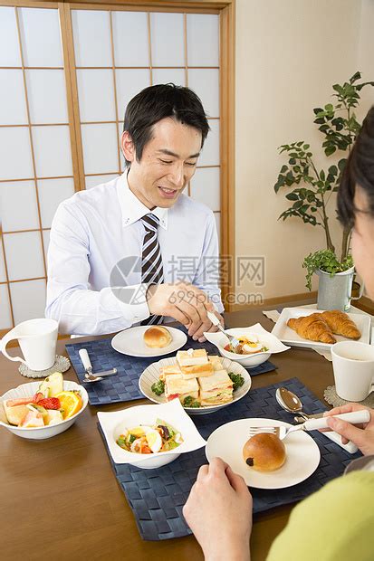 商务男士吃饭高清图片下载-正版图片502004609-摄图网